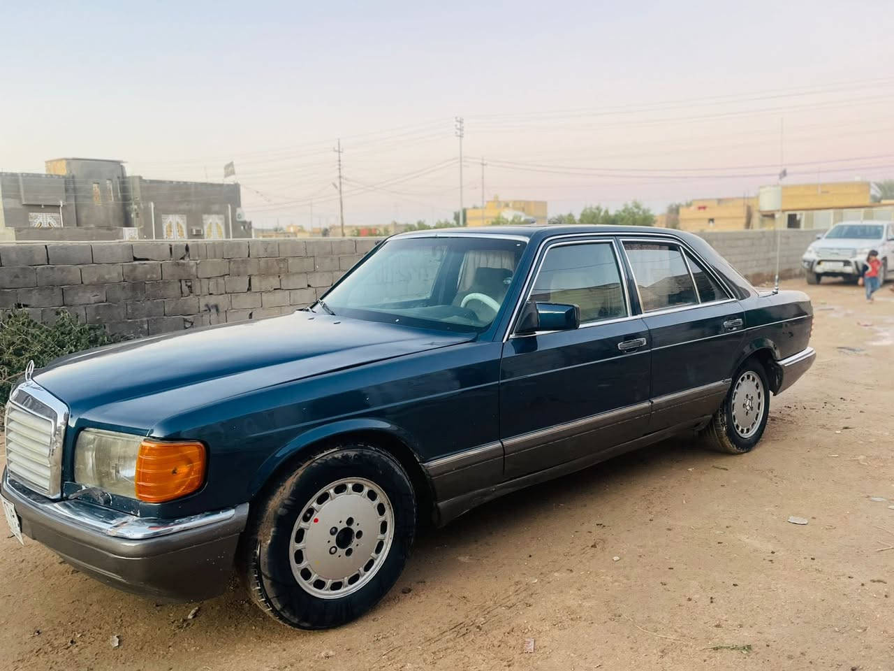 السلام عليكم مارسدس  1987 رأسي السياره جديده مكين وكير حداديه تخم تاير تبريد كله شرط شاشه كامره السياره جديده رقم مثنئ تحويل مباشر السعر 40 وبيه مجال للستفسار  ***********
