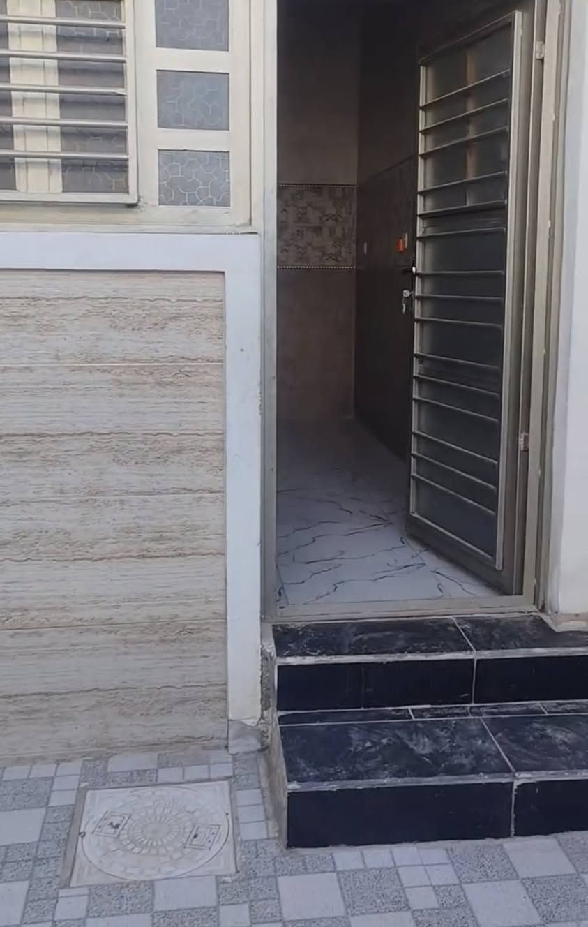 # 🏠 بيت للبيع في الفلوجة - حي الشهداء (عن طريق المصرف العقاري)
**الموقع:**
الفلوجة - حي الشهداء، المنطقة 16 (قرب جامع السلام). موقع متميز وقريب من الخدمات.
**تفاصيل العقار:**
 * **التصميم:** طابق ونصف.
 * **البناء:** طابوق، نظيف جداً ومُرتب وبحالة ممتازة (جاهز للسكن).
 * **التقسيم الداخلي:** غرفتين نوم + استقبال + صالة + مطبخ + حمامات.
### 💰 التفاصيل المالية (المصرف العقاري):
 * **المقدمة المطلوبة:** 39 مليون دينار عراقي (وبيها مجال للشراي الجاد).
 * **القسط الشهري:** 438,000 دينار عراقي فقط.
 * **السعر الكلي:** 129 مليون دينار عراقي.
📞 **للاستفسار أو المعاينة:**
[***********]
