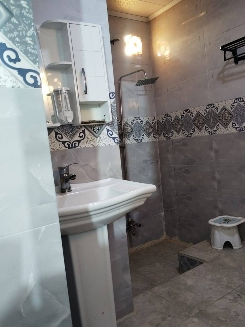 منزل 100م طابقين للبيع في شارع ركن الجامعة بالقرب من سكلة عيسى، قريب على شارع الزوار
- *الطابق الأول:*
    - غرفة نوم
    - صالة
    - استقبال
    - مطبخ
    - حمام داخلي
    - تواليت خارجي
- *الطابق الثاني:*
    - غرفتين نوم
    - صالة
    - حمام
    - صحيات
بسعر 85 مليون
للاستفسار: ***********
