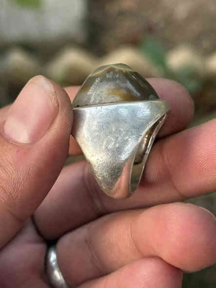 السلام عليكم 
متاح خاتم بحجر السليماني عينين 
قياس 24 صياغة ثقيلة صب 
يوجد خدمة توصيل لجميع المحافظات 
***********
