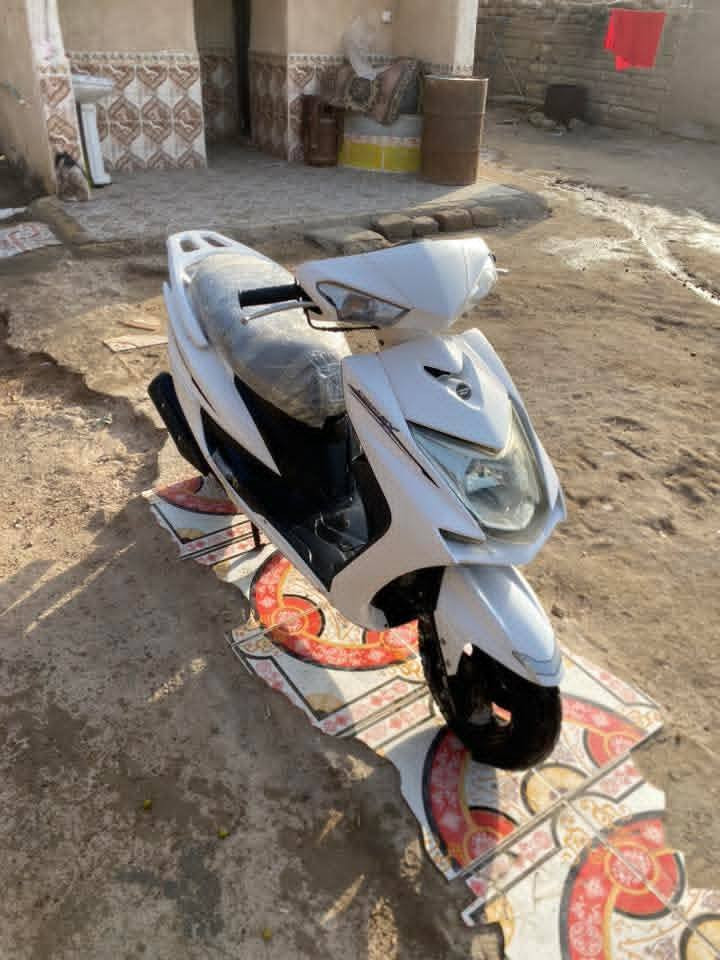 سلام عليكم دراجه سكنس صيني دراجه جاهزه وخير من الله كلشي بيه شغال كهرباء كله شغاله نكره سلف مكينه ما مفتوح كلشي ما نقصه مكنيه لا تبخر ولا تنقص سحبه كلش حلوه نهضه ومعدل يخبل سعر 425بيه مجال مكاني البصره قضاء القرنه ‭***********
