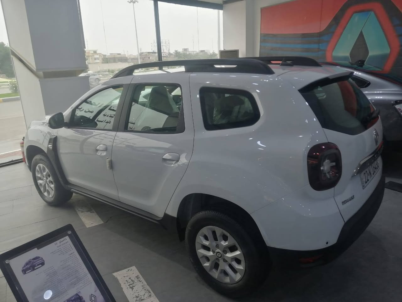 🚗 رينو داستر 2025 (الشكل الجديد)– زيرو
بدون لوحات بدون لوحات 
السياره حرة حرة 

---
🛠️ المواصفات الفنية

محرك: نيسان 1600 تيربو 4 سلندر

القوة: حوالي 150 – 163 حصان 

العزم: يصل إلى 250 – 280 نيوتن متر 

ناقل الحركة: نيسان أوتوماتيك 

نظام الدفع: أمامي (FWD)

استهلاك الوقود: اقتصادي (حوالي 5.7 – 6.5 لتر/100 كم) 

سعة خزان الوقود: 50 لتر 

---

📐 المواصفات العامة

عدد الركاب: 5

ارتفاع عن الأرض: حوالي 210 مم (مناسب للطرق الصعبة) 

مساحة الشنطة: كبيرة (حوالي 472 – 518 لتر) 

حجم السيارة: SUV مدمجة عملية وعائلية

---

✨ الكماليات

✔ شاشة وسطية 10.1 بوصة
✔ عداد ديجيتال
✔ Apple CarPlay & Android Auto
✔ كاميرا خلفية + حساسات
✔ مثبت سرعة
✔ تكييف أوتوماتيك
✔ تشغيل بالبصمة (Smart Key)
✔ شاحن لاسلكي
✔ جنوط سبور

---

🛡️ الأمان
✔ ABS + EBD
✔ ESP (ثبات إلكتروني)
✔ وسائد هوائية
✔ نظام مانع انزلاق
✔ مساعد صعود المرتفعات

💪 مميزات السيارة
تصميم جديد كليًا وشكل قوي
مرتفعة عن الأرض ومناسبة للطرق الوعرة
اقتصادية في البنزين
اعتمادية عالية
سيارة عملية للعائلة والسفر// السعر 135 $
 العنون بصره / رقم الهاتف  ***********
