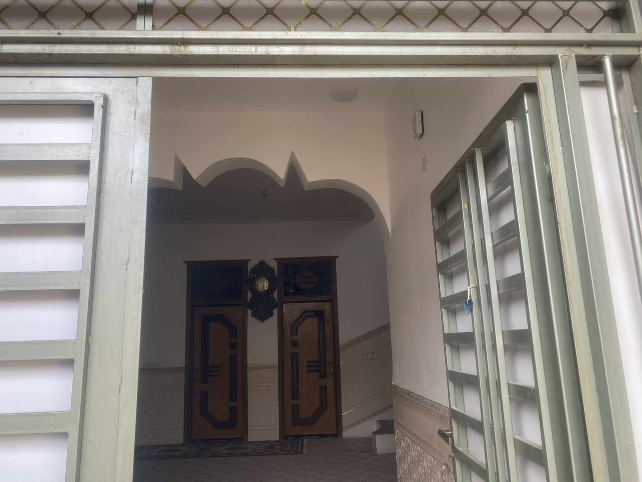 بيت ركن مساحته 357 متر يفتح على متنزه بحي غزه خلف  ال حجي توفيق يتكون من (غرفتين قياس  5 ونص في 4 )(صاله 10 في 4 )(مطبخ 4في 4 )(براني 5في 4) (البراني ثانيه 14 في 5 ) بناء جديد طابوق كونكريت 
للاستفسار مراجعة مكتب عقارات الفنار مجاور مستشفى الخضر العام (***********)
