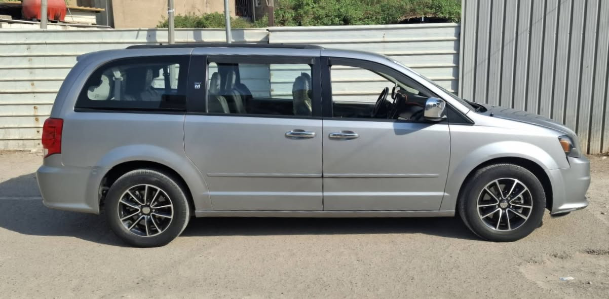 السلام عليكم..للبيع فقط واعتذر عن المراوس
.دوج كرفان  امريكي SXT لون رصاصي صدر الحمام موديل ٢٠١٥  رقم بغداد الانكليزي خصوصي
محرك وكير خير من الله 
تخم تاير جيد
تخم ويل كب حديث ١٧
منظومة غاز ٨٠ لتر 
ابواب كهرباء 
بجم جي تي 
السيارة جاهزة ونظيفة
حادث خلفي جاملغ وجنطة 
سيارة مسويلها ادامة كاملة 
السعر ١٦٠ ور قة 
***********
