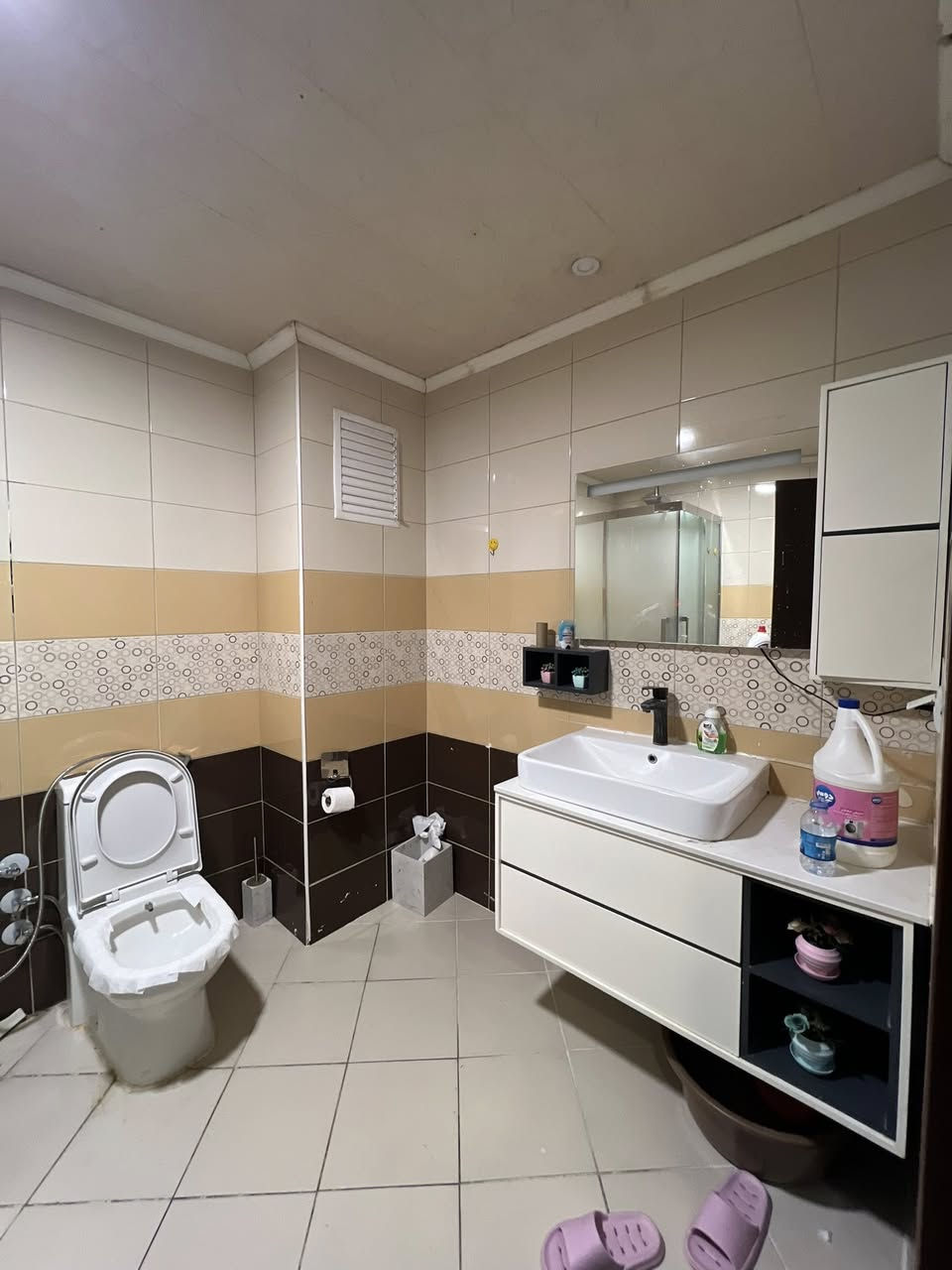 شقة مؤثثة للبيع في مجمع افرو ستي نوع (A) 
تتكون من غرفين وصالة 
واجهة شمال شرق حديقة 
الطابق العاشر السعر (٨ )دفاتر ومجال
للأستفسار 
***********
***********
