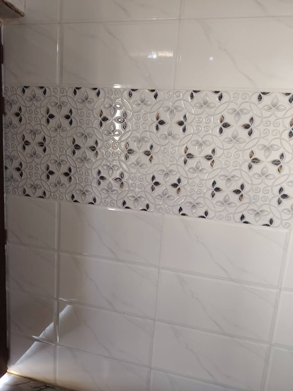 متوفر بيت في الخفاجيه للبيع. مسيج ..
المساحه الكليه 1000 
مساحة البيت 200 متر .
موقع البيت ركن ماء وكهرباء وتبليط ع شارع  رئيسي  .
مع محل هيكل ..
السعر وباقي التفاصيل .التواصل ع الارقام التاليه .
***********
***********
