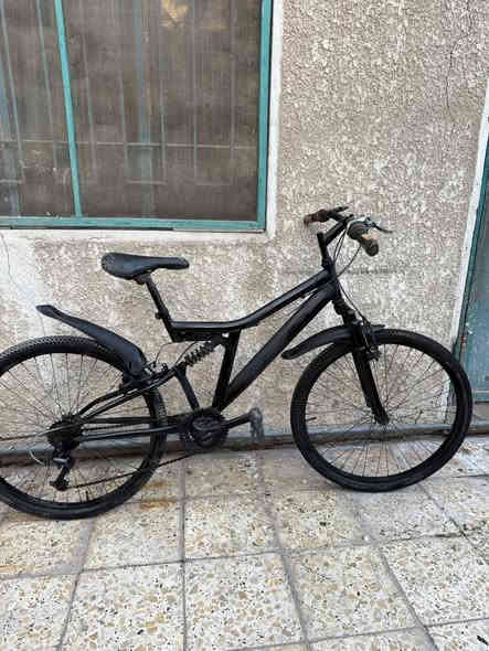 السلام عليكم هذا بايسكلي الشخصي للبيع بسعر 50 الف وبيه مجال زين لشراي عنوان بغداد حي العامل مقابيل البيت الياباني بايسكل نضيف ومابيه اي مشاكل بس بريك خلفي ماكو وماسحات بريك تعبانه بايسكل كامل مكمل تجي تاخذه على فحص اي مشكله بيه مرجوع الرقم ***********
