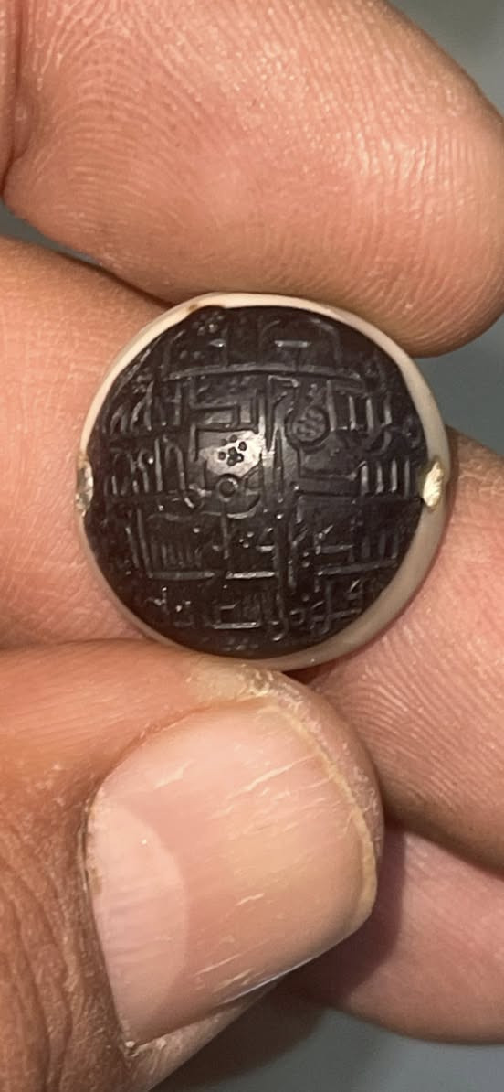 جزعه مال كاعنه مكتوبه كوفي شكل قديم 
***********
