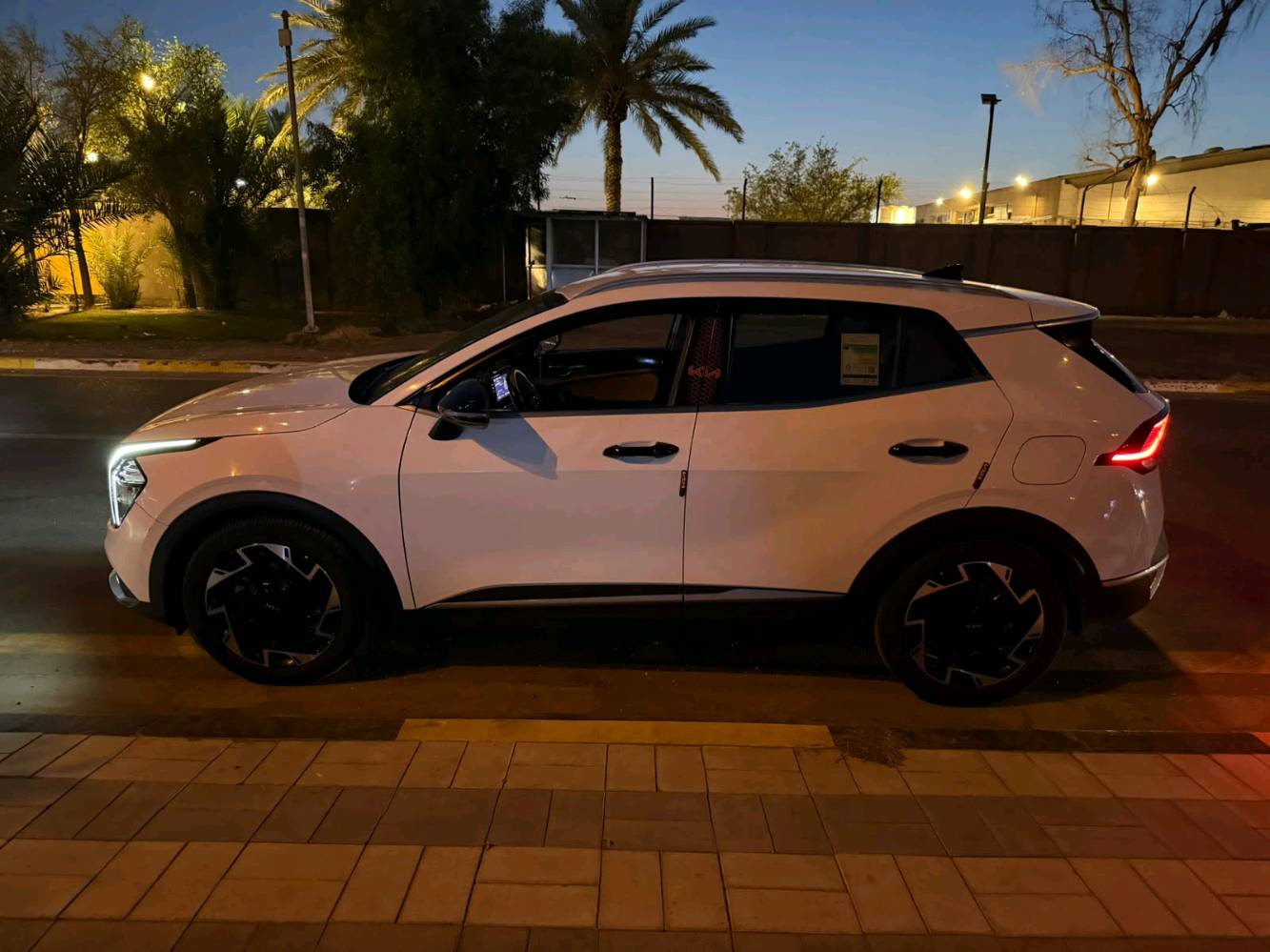 للبيع | كيا سبورتاج 2023 خليجي
🔹 موديل: 2023
🔹 محرك: 2000 CC DOHC
🔹 الممشى: 56000 كم فقط
🔹 رقم بغداد الجديد
المواصفات: ✅ بصمة تشغيل وبصمة أبواب
✅ تشغيل عن بعد
✅ شاشة وسطية طويلة
✅ أنظمة مساعدة على القيادة
✅ تحكم من المقود (ستيرن)
✅ شيفترات تبديل السرعة
✅ إشارات بالمرايا
✅ هند بريك إلكتروني (بصمة)
✅ حساسات أمامية وخلفية
✅ مقعد السائق كهربائي
✅ تدفئة المقاعد
✅ كروز كنترول (مثبت سرعة)
✅ زينون + LED نهاري (شكل X)
✅ أضواء خلفية LED
✅ إضاءة ترحيبية
🔹 السيارة نظيفة جدًا من الداخل والخارج، والمحرك والكير والشاصي بحالة ممتازة. 🔹 يوجد حادث أمامي سابق وتم إصلاحه باحتراف، وتقرير الفحص متوفر

رقم الهاتف / ***********
المكان بغداد / حي حطين 
