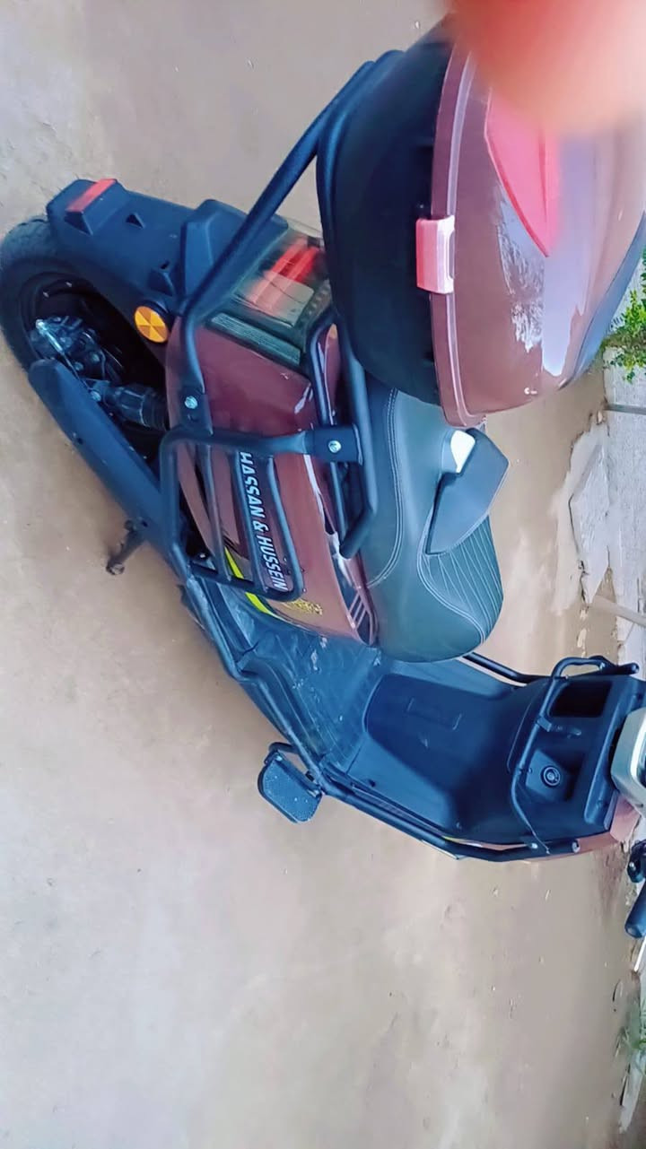 السلام عليكم اخوان دراجه سكنس شحن للبيع تجي 6 بطاريات مسطره تمشيك 65 كيلو الدراجه جديده  بمعنى لكلمه ونضيفه كلش سعرها 825 وبيها مجال مكاني بغداد الغزاليه رقمي***********
