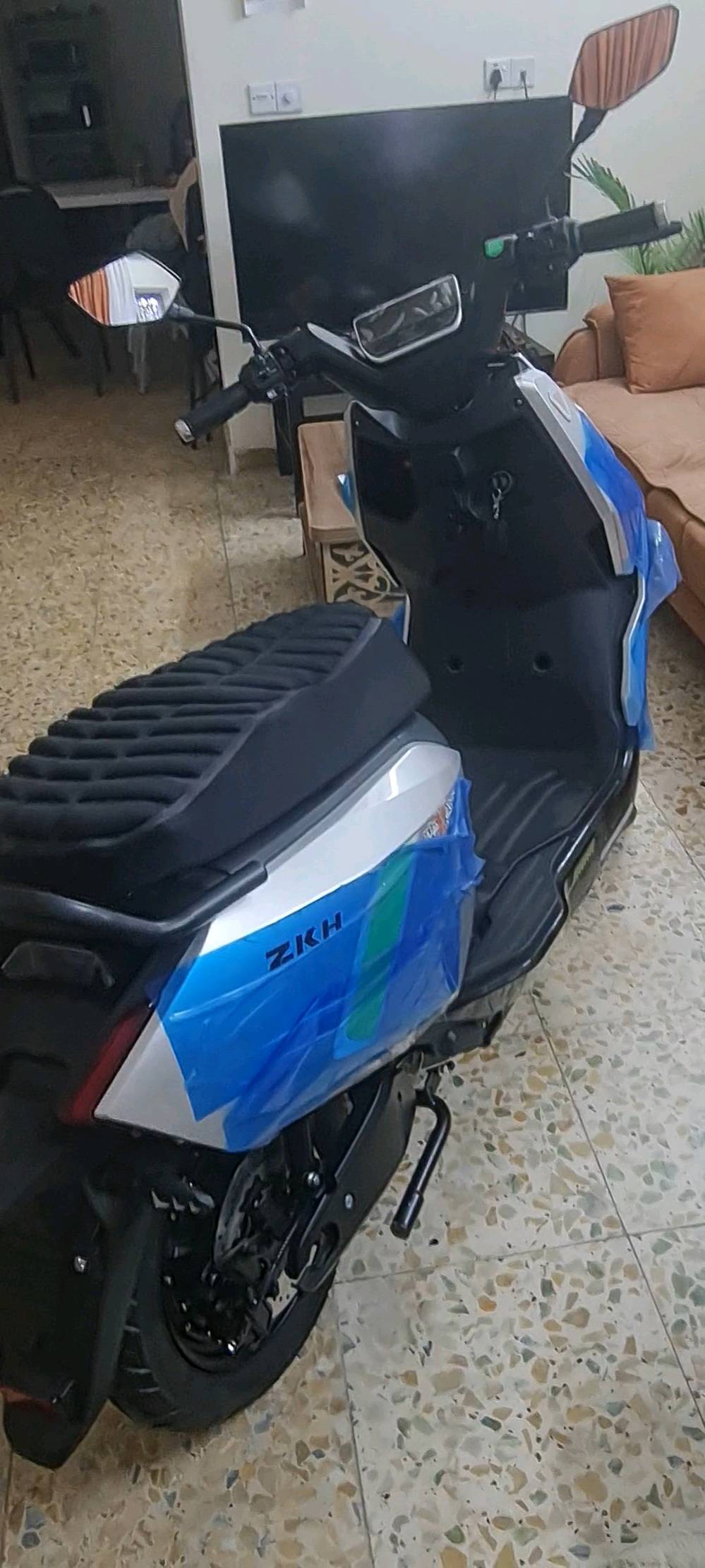 السلام عليكم دراجة شحن فضائي جديدة غير مستخدم زيرو مماشية من النقل للباب ملف ٢٠٠٠واط ٦بطاريات مسطرة حجم كبير سرعة ٧٥_٨٠كلم المسافة بالشحنة ٧٠_٨٠ كلم نظام٣سرع لايت زينون لونين ابيض وشمسي نشرات ملونة متغيرة بصمة وسويج تشغيل نظام حماية ضد السرقة إطارات حجم ١٢بريكات دسك هيدروليك دبلات امامي وخلفي هدروليك مساحة خزن واسعة شحن موبايل قاطع دورةمع هدية جادر كبير وغلاف كشن طبي العنوان بغداد رقمي ***********