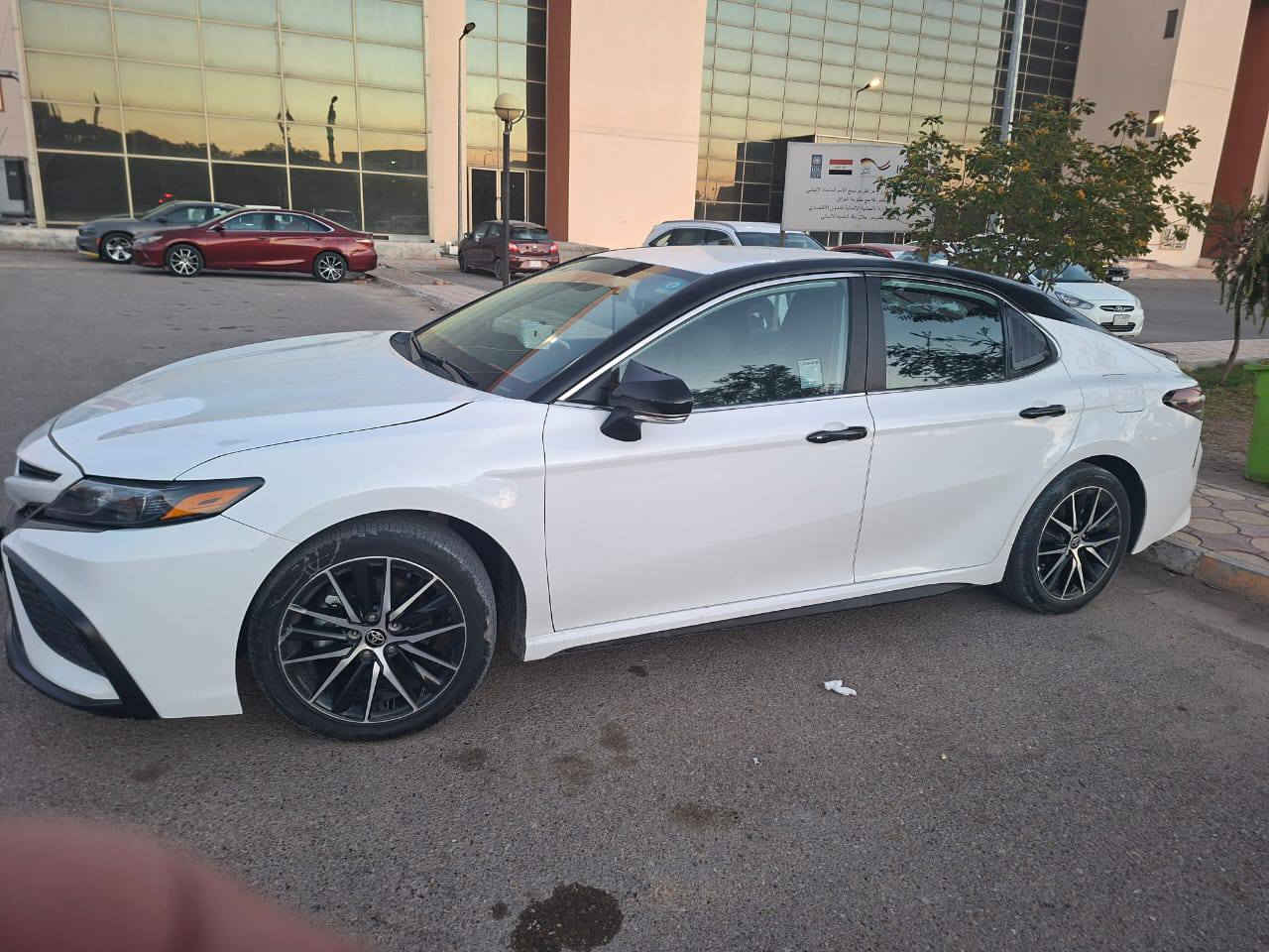 كامري موديل 24
مواصفات se
حادثه ربع الجاملغ الخلفي وحافة قبق الجنطه 
تخم تاير تبريد السياره جاهزه رقم بغداد 
ماشيه 54الف كيلو 
السعر 22الف وبيه مجال قليل 
مكانه الانبار الفلوجة 
***********
