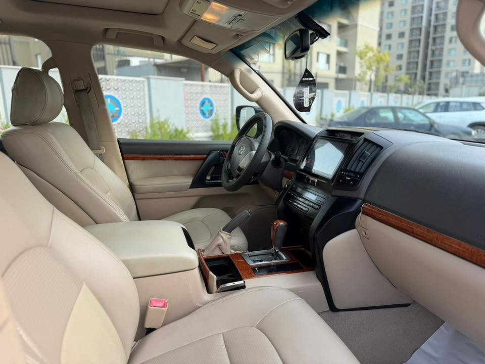 هاي تويوتا لاندكروز 2012 ماشيه 119 رقم سليمانيه باسمي مكينه 6 سلندر
السياره مكفوله من الصبغ والتبديل

المواصفات الساز الاصليه
حساس امامي خلفي
مري قلاب
داخل جلد 
شاشه 
8 ايرباك 
بصمة 
فتحه

 السعر : 340 ورقه 

0773 643 4272

مكان السياره بغداد 

حي الاطباء
