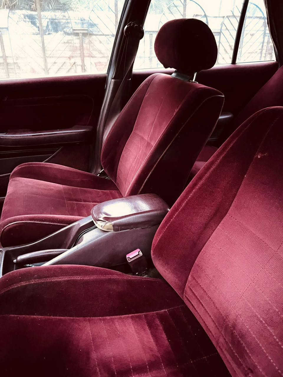 السلام عليكم. للبيع تويوتا كروسيدا
موديل 1990 محرك 6سلندر بلاد
محرك بدون تنقيص وتبخير
كهربائيات شغالة 
سنترلك شغال
جام شغال 
تبريد ثلج 
باتري جديد 
بدون ضربه وصبغ عدى الضرر موضح بلصور 
تخم تاير 
داخل احمر بلادي السعر 52 وبيهه مجال 
هاتف( *********** )
