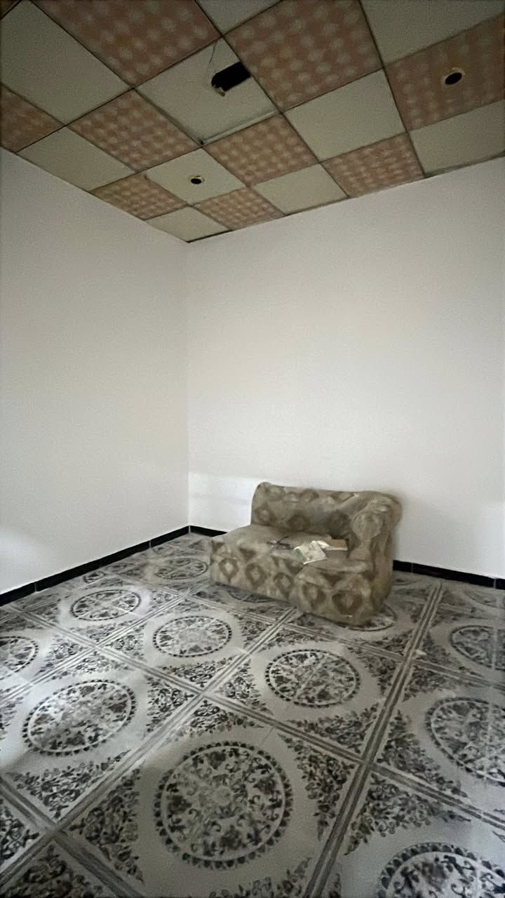 بيت للإيجار في الجمهورية الاولى مساحة 110 متر يتكون من غرفتين نوم وصالة واستقبال ومطبخ وصحيات داخلية وخارجية وطارمة صغيرة ومخزن سعر الايجار 600 الف للتواصل ***********
