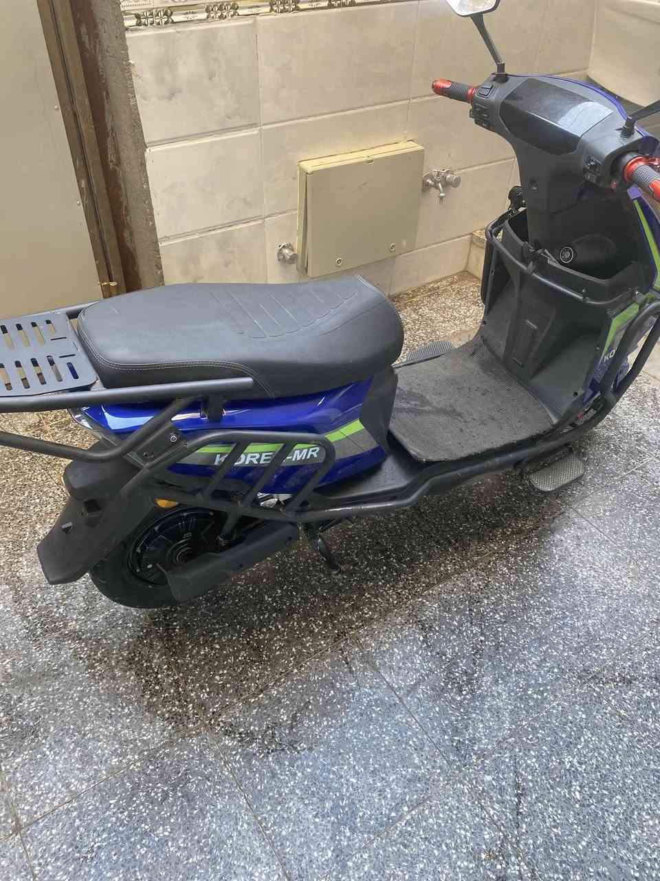 البطاريات: تحتوي على 6 بطاريات نوع (ونلي WINLEE) الأصلية (أداء قوي وثبات عالي).
المسافة: تقطع 40 كم بالشحنة الواحدة بسبب برودة جو من يدفى الجوو توصل اكثر البطاريات سوبر .
السرعة: تصل إلى 90 كم/ساعة مع نظام 4 سرعات (نمر).
الإضافات: درع حماية كامل محيط بالدراجة + إنارة LED قوية جداً + كشن طبي مريح للمسافات الطويلة
سويج 2 وبصمة تشغيل عن بعد  2 وكارت باركود تشغيل 2.
الحالة: استعمال بسيط جداً وبحالة ممتازة.
السعر: [700] (بيعة سريعة لظرف خاص).
المكان: بغداد - [مدينة الصدر ].
للتواصل: [***********].
