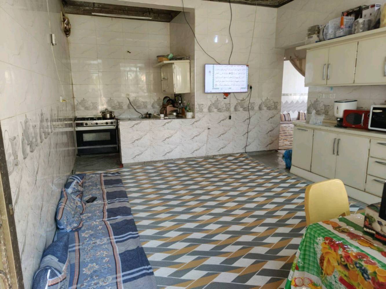 بيت للبيع على طريق الزوار
بسعر 225 مليون وقابل للتفاوض 
🛑 الموقع / كربلاء طريق بغداد عامود 60 خلف كلية الصيدلة و مقابل جامعة الزهراء ع و معهد التوحد سايد المشاية والزوار يبعد عن الأمام 5 كم 10 دقائق بالسيارة البيت داخل الفرع نزال 900 م عن شارع بغداد الرئيسي السريع
🛑 المساحة/ 500 م 
🛑 نوع السند/ طابو زراعي سند 25 اقرار محكمة من صاحب الأرض 
🛑 تفاصيل المنزل/ يحتوي على دار بمساحة بناء 200 م متكون من طابق اول يحتوي عدد 2 غرف نوم و استقبال وصالة كبيرة و مطبخ كبير وصحيات و ممرات داير البيت ، وطابق ثاني يحتوي على غرفة نوم واحدة مع صحيات ، خدمات كاملة ماء كهرباء المنطقة هادئة جداً ويحتوي البيت على كراج واسع وحدائق امامية وخلفية مغروزة بالحمضيات بمختلف انواعها ومخلف انواع الفواكه والخضروات وكذالك 4 نخلات كبار و 6 فسائل من الانواع النادرة جداً و 9 عروش عنب من انواع نادرة 

للتواصل راسلني خاص او واتساب على الرقم ***********