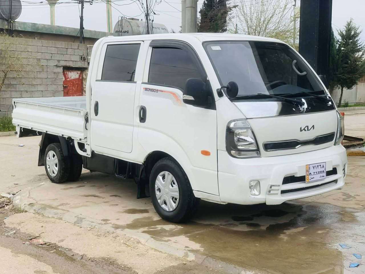 دوتەنی بڕاوە تۆماتیک  2013
سەیارەکە لۆک لۆکە سفرە  ڕزاوی هیج هیج نیە 
شەش تایە سفر  
نابودی تیایە  
ئاوینەکارەبا جام کارە ئاونە هیتەر  
تەبریت مەزبوتە جرکەی تیانیە  
بریکی بەسراوە   
دەبڵ سەلەیە 
مکینە ڕەشی  3000سۆپەر  
 گیڕ مەکینە بەشەرتی  سەد فیتەر   
 ژیری  سفرە سەیارەکە سەقفی وەک شوشەیە  
شوین سید سادق  ***********  ***********
