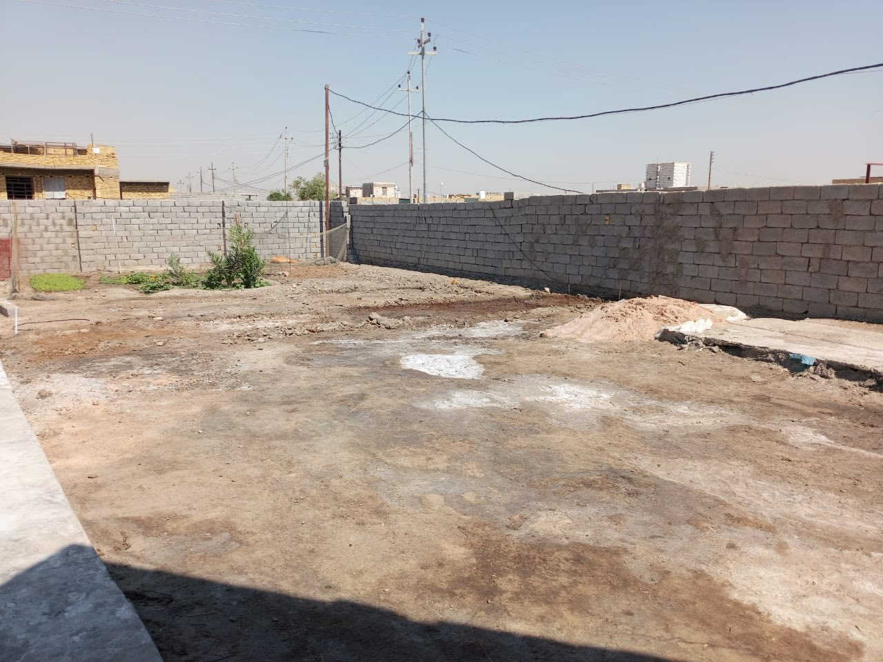 السلام عليكم بيت للبيع زراعي بحي الجوادين النزله الثانيه البيت مساحته 750 عدد الغرف 3 +صاله عدد2+مطبخ +ديوانيه 12 متر  صحيات داخليه وخارجيه علمن مساحت البناء 260  البيت عل نزله الرئيسيه  لاستفسار اكثر اتصل عل رقم ***********
