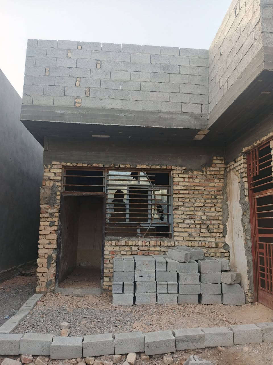 بيت قيد الانشاء للبيع الموقع  خان بني سعد حي العسكري فرع حجي عادل الوكيل بنهاية المدرسة المساحة 200 متر  طابو صرف  ***********
