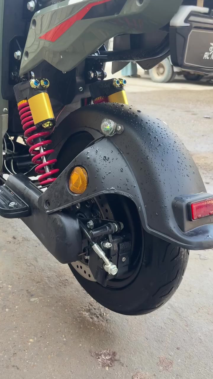 سلام عليكم ) دراجه شحن 2025 X900
1- ملف 1500واط 
2- لد زنون عالي ناصي 
3-البطاريات نضيفه 
4- أربع 4 سرع او نمر 
5- اشاير يمنه يسرى ودبل إشاره 
6- لون حلو اخضر 
7- 5 بطاريات كبيره 
8- سرعتها (109) الحقيقي (60) تقريبا 
ملاحظه (فقط الشاشه السرعه عطلانه وسعرها هيه والشد 25 ) 📌📌
العنوان بغداد العبيدي الرئاسه شارع20 (***********) 
السعر (450) الف وبيها مجال الطيبين
الدراجه نضيفه ومو تعبانه شحنها يطول 
استفسار خاص او ع الرقم #
