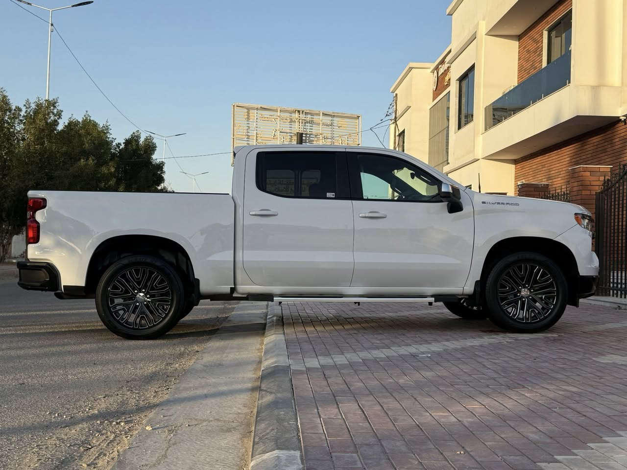 السلام عليكم
للبيع سلفرادو موديل 23 رقم بغداد بسمي تحويل وارد امريكي حادثهة حافه الجاملغ مكينه 8 سلندر 5300 فئه LT. مواصفاتهة دشبول جديد دجتال رادارات اماميه وخلفيه توقف ذاتي اوتو هولد انضمه قياده تحديد مسار سياقه اليه تشغيل عن بعد كامره شاشه كشنات تدفئه ستيرن هيتر باب طويل بدي كصير السياره حيل جديده واحله واجدد من الصور وعلئ ايدي وعليهة ادامه كامله كير مكينه حداديه تايرات دواخل كلشي بيهة مكفول عدا حادثهة للاستفسار *********** مكانهة كربلاء،  الشراي يتصل وبخدمته
