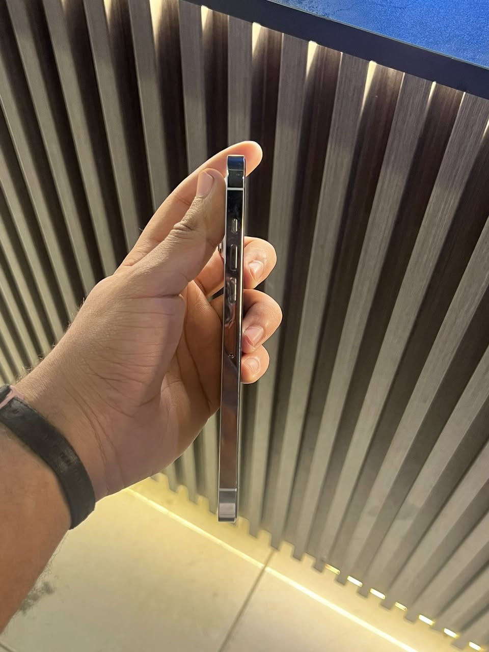 وصل القوي 13برو ماكس  بلون الابيض 🤩 ذ256 بطاريه 87 بلاد جهاز مامفتوج نضافه 1000% بطاريه 87 ما معله الامريكي الي بل سوك كله معله هاذا بلاد مال بيت سعره 700 الف مكاني نجف كوفه جهاز يموت وترر اغطه الك بل مي وانطيكيا وانطيك ضمان مده الحياة موجود فيس ورقم ***********🌹
