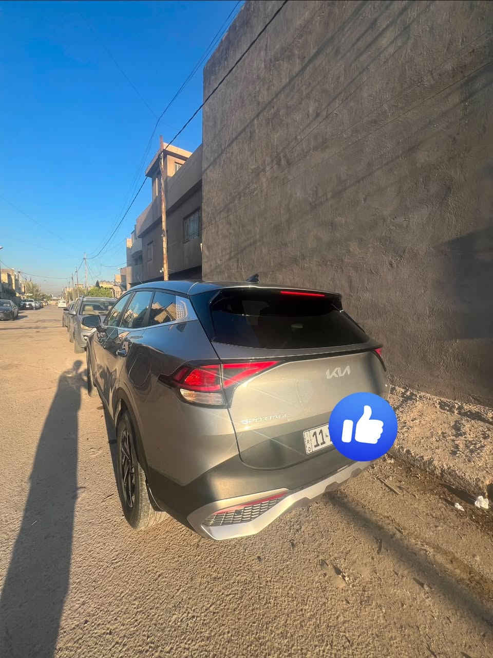 السلام عليكم شباب.. للبيع سيارة كيا سبورتج هايبرد (KIA Sportage) حجم اللارج 
موديل 2024، دفع رباعي ..
لوحات بغداد 
*   الموديل: 2024
*   الفئة: LX (وارد أمريكي)
*   المحرك: 1.6 لتر توربو هجين (اقتصادي جداً وقوي)
*   نظام الدفع: دفع رباعي مستمر AWD
*   الممشى الحالي: 69 الف كيلو حقيقي
*   الحادث موضح بالصور وعندي سونار  
* هزة بعدها مساقطة 
*   المواصفات الأخرى: (رادارات, الحفاظ على المسار، شاشة تفاعلية، كاميرا خلفية، أنظمة قيادة متعددة).
* مواصفات LX معروفة 
السعر المطلوب: ١٨٧ $ورقة بيها مجال بسيط جدا للشراي 
مكان السيارة: بغداد 
لتواصل والاستفسار:*********** واتساب
