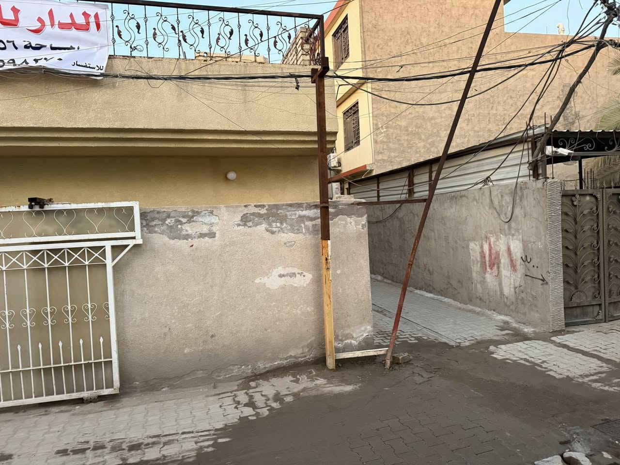 السلام عليكم دار زراعي ركن للبيع
دار زراعي ( ركن ) وقف ذري ( ذكور ) خلف مدرسة نور الايمان في منطقة السبع ابكار
المساحة ١٥٦
واجهة ٩ ونص متر تقريباً
الشارع تبليط مقرنص و مجاري رئيسية موجودة
طابق غرفة كبيرة و غرفة نوم اطفال صغيرة و مطبخ وحمام و صاله و بيتونة مع امكانية بناء طابق ثاني و يكون معزول كلياً لان اكو مدخل جانبي اله خاص او هدمه وبناء عماره ومحلات
السعر ٢٧٥ مليون قابل للتفاوض

اذا ماعجبك السعر صلّ على سيدنا محمد و آله و اعبر المنشور كانه ماشفته
( يوجد واتس اب ) للاستفسار الاتصال على الرقم: 
***********
