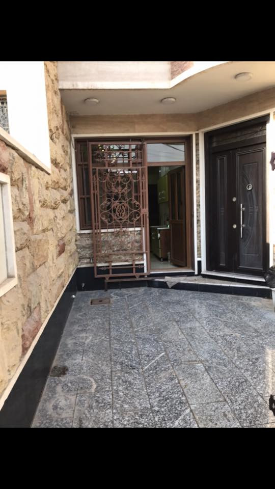 للبيع دار  او مراوس بناء درجه اولى
 المنصور. حي العربي قريب للجوازات
 مساحه ١٢٤ متر جبهه 7.30 م
بناء 2019
دار بناء حديث ممتاز يتكون من ثلاث غرف نوم+ استقال + حولي + مطبخ + ٢ حمامات + كراج وحديقه ارضيه مرمر وابواب صاج وشبابيكPVC درجه اولى
الطابق الاول 
كراج وحديقه واستقبال ومطبخ وحولي وغرفة نوم وحمام ومناور عدد ٢
الطابق الثاني 
٢ غرف نوم + بالكونه + حولي + حمام 
الطابق الثالث 
بيتونه سطحين للاتصال ***********
