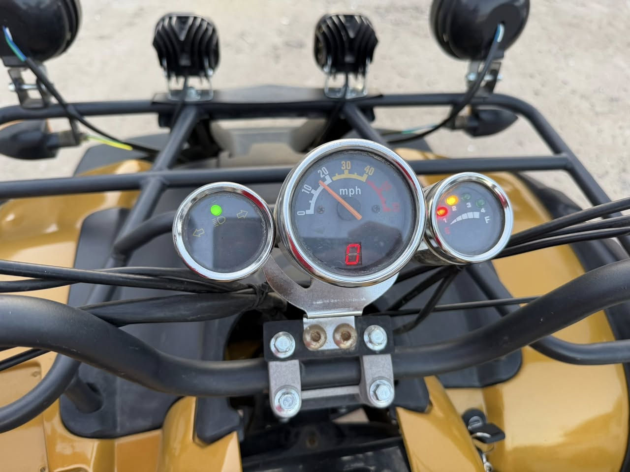 السلام عليكم
دراجة رباعية جديدة لوك 
الحجم الكبير
محرك 250 cc
بعدها دهن الشركة 

مليون و250 بيها مجال 

العنوان الدورة حي الصحة
***********
