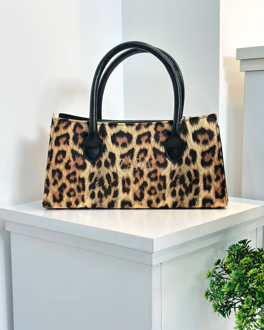 جنط نسائي/تم تكرار الموديل 
سعر المفرد 10 آلاف دينار
سعر الدرزن 84 ألف دينار
قياس 14 × 28 سم 
واتس اب :***********
واتس اب :***********
