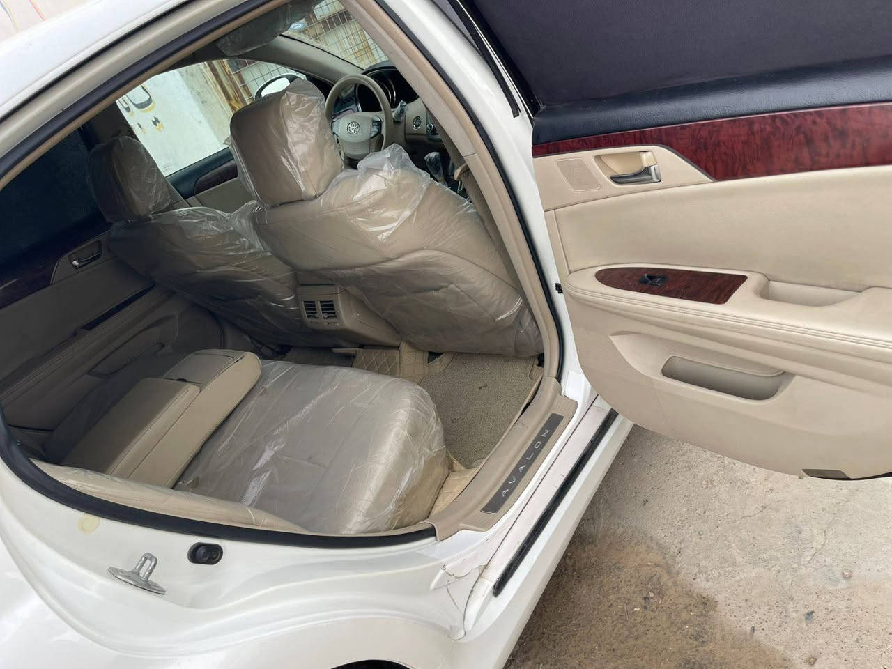 السعر*170 *بيها مجال بسيط *
*للبيع*تويوتا افلون2011 وارد خليجي 
 رقم سليمانية شرط التحويل  ،مكينة 6 سلندر  3.5 ،مكينة گير  شرط ممفتوح المحرك حدادية بالكارتون سيارة جديدة بمعنى الكلمة 
السيارة فول مواصفات limited 
ملاحظة /السيارة بيها ثلاث قطع بدون دواخل
مكان السيارة/ ديالى/خانقين 
للأستفسار  الاتصال على هذا الرقم او واتس اب***********
