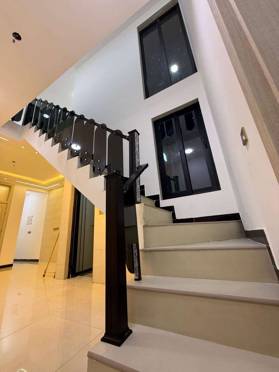 بيت طابقين طابو صرف بناء حديث درجة أولى فصال تركي موقع ممتاز جدا للبيع السعر 170 مليون بالبكرلي بالفنانين ثاني بيت عن الشارع العام خط كيات البكرلي قرب المدارس ابن طاووس الابتدائيه وايضا قرب المدارس بنت الهدى متوسطة واعدادية البنات وايضا قرب مدارس المتوسطة والإعدادية للبنين والمستوصف الصحي يعني سنتر مركز المدينة وفي مكان راقي جدا تبليط ومجاري يحتوي على غرفتين نوم وصاله ومطبخ وهول وصحيات فوك وصحيات جوه داخلية وخارجية منظومة كاميرات منظومة غاز نشرات ضوئيه للواجهية نظام التكيف والسبالت نظام مخفي البيت مواصفات عصرية حديثة ومتطورة المساحة 100 متر سند طابو صرف تحويل مباشر باسم المشتري للاستفسار ***********
