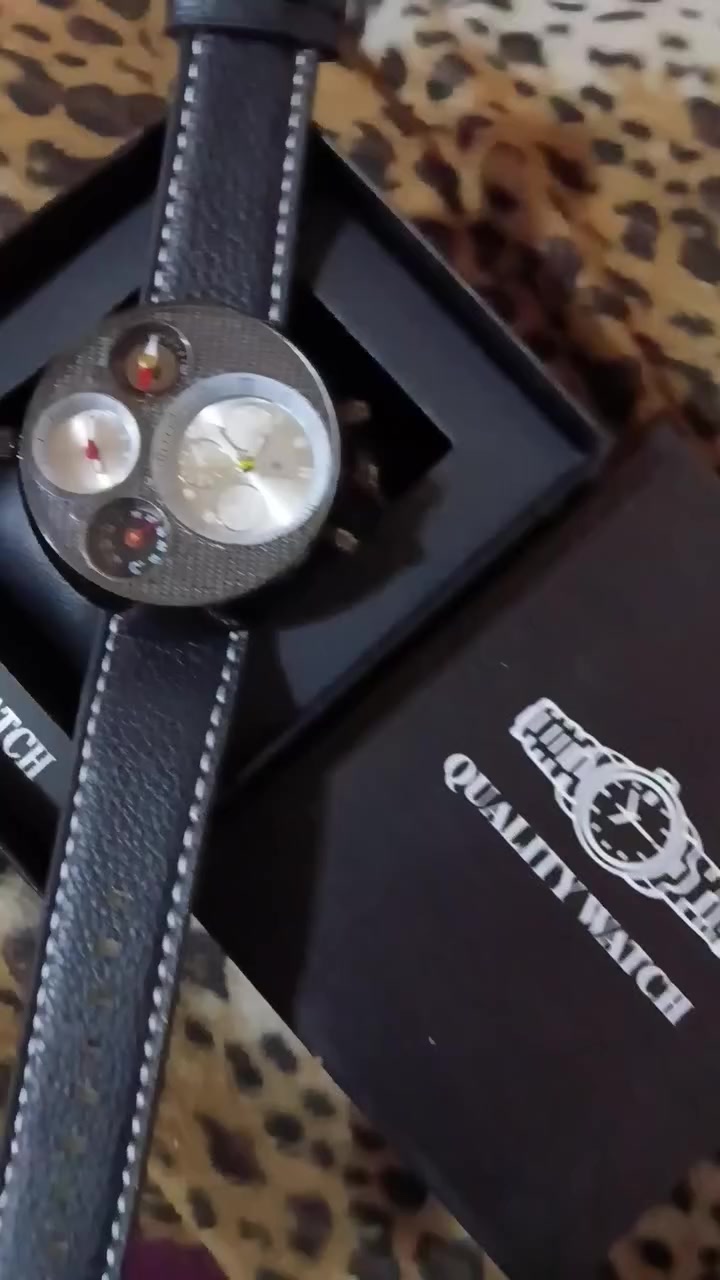 ساعه ماركة بهذا الشكل دبل ساعه وبوصله مقياس الحرارة مع علبه باله امزون سعره ٣٥ الف مع توصيل متواجد على خاص


**إذا كنت صاحب هذا الإعلان وتريد حذفه لأي سبب، رجاءا أرسل رسالة إلى الدعم الفني**