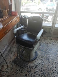 للبيع بسعر مناسب كراسي حلاقه وميز حلاقه
