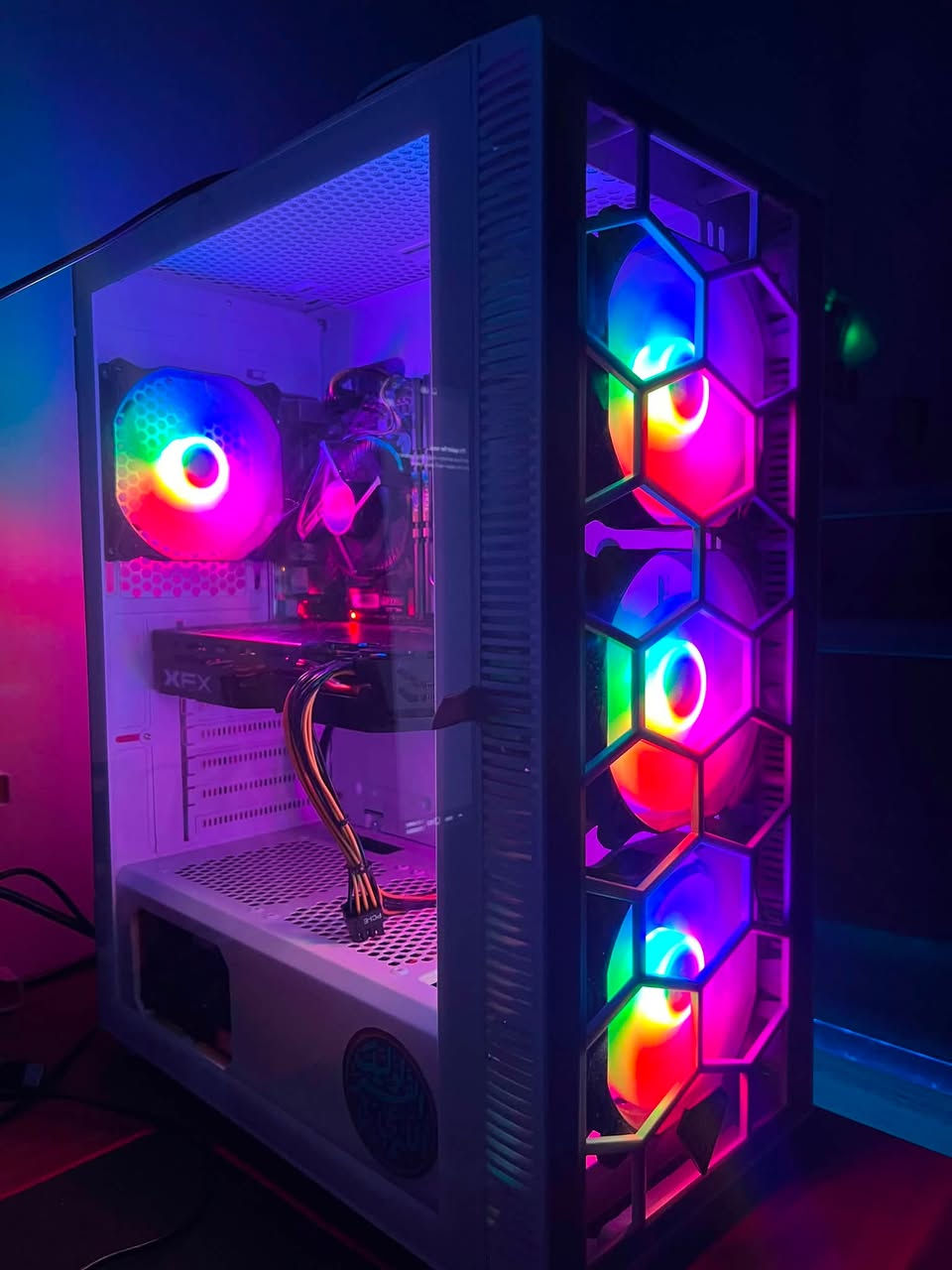 🔥 للبيع PC Gaming بحالة ممتازة 🔥
💰 السعر: 500,000 دينار عراقي (غير قابل للتفاوض)

المواصفات:

* ✅ المعالج: Intel Core i5-9400F (6 Cores / 6 Threads)
* ✅ كرت الشاشة: AMD Radeon RX 580 8GB
* ✅ اللوحة الأم: B365
* ✅ الرام: 16GB DDR4
* ✅ التخزين:
    * M.2 NVMe SSD 1TB
    * SSD 128GB
* ✅ مزود الطاقة: 600W

🎮 مناسب للألعاب، التصميم، والاستخدام اليومي.

✅ الجهاز يعمل بكفاءة، نظيف، وجاهز للاستخدام مباشرة.

🎁 هدية مع الجهاز: Keyboard مجانًا.

📍 السعر: 500,000 دينار عراقي (غير قابل للتفاوض).
📩 للتواصل، ***********
