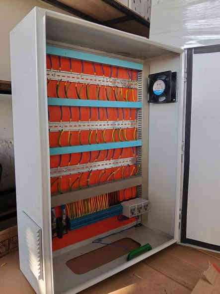 من ورشة ويف WAVE الهندسية
كابينة خطوط اشتراكات المولدة
يحتوي على فان تهوية  وتايمرات حيث يكون التحميل على الفيزات على التوالي ويكون واير التغذية 2.5 ملم و واير المشترك 2.5 ملم والبارد 1.5 ملم نحاس اردني الصنع ستاندرد اصلي
سعر البورد 22 خط صندوق حديد مغلون قياس 50*60 =  160  الف
سعر البورد 36 خط صندوق حديد مغلون قياس 60*80 = 225 الف
سعر البورد 52 خط صندوق حديد مغلون قياس 80*100= 325 الف
سعر البورد 75 خط صندوق حديد مغلون قياس 120*100 = 480 الف
 
مستعدون  لعمل اي كابينة خارجية  وحسب الطلب مع اعطائنا التفاصيل لكي يتم حساب التكلفة بشكل دقيق  
 
يوجد توصيل الى كافة محافظات العراق
يصل الطلب إلى بغداد خلال 24 ساعة
والى باقي المحافظات خلال 72 ساعة
سعر التوصيل إلى جميع المحافظات 10 الف دينار
 
تصميم وعمل المهندس محمد يوسف
للطلب والاستفسار يرجى الاتصال على الارقام التالية
واتساب و فايبر  
***********
***********
