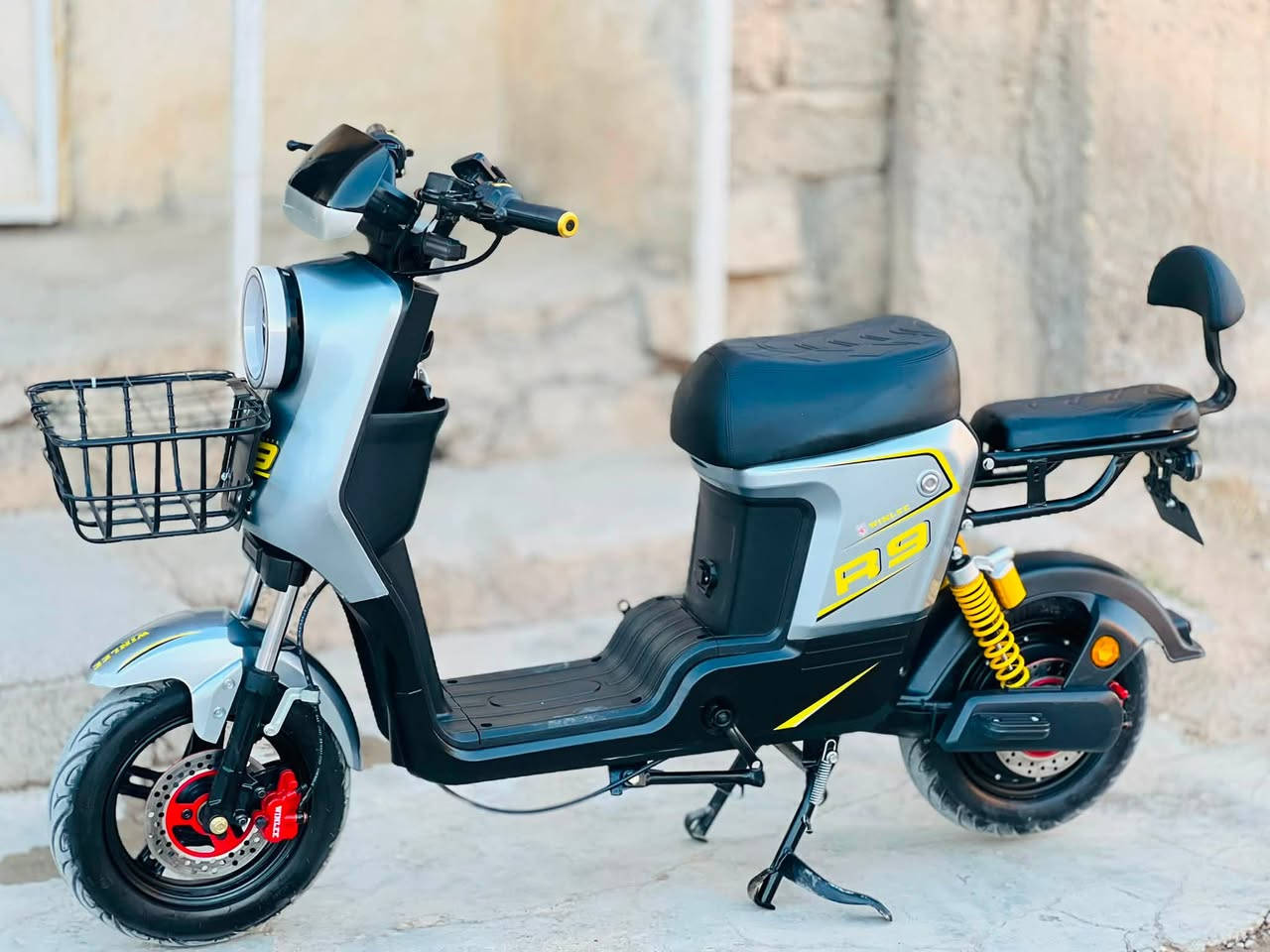 للــبــيــع دراجــة شــحــن

R9 

2026 آخر إصدار جديد ماناقصة كلشي 

غراضة موجودات كلهن بالچيس

فول مواصفات 

4 گير 

سرعة 109 

نظام الـ R يرجع عالبگ

لايت عالي ناصي زنون 

اشاير ودبل اشارة 

#الــسســععــرر_650_وبي_مجال 

مكاني صلاح الدين بيجي

***********
