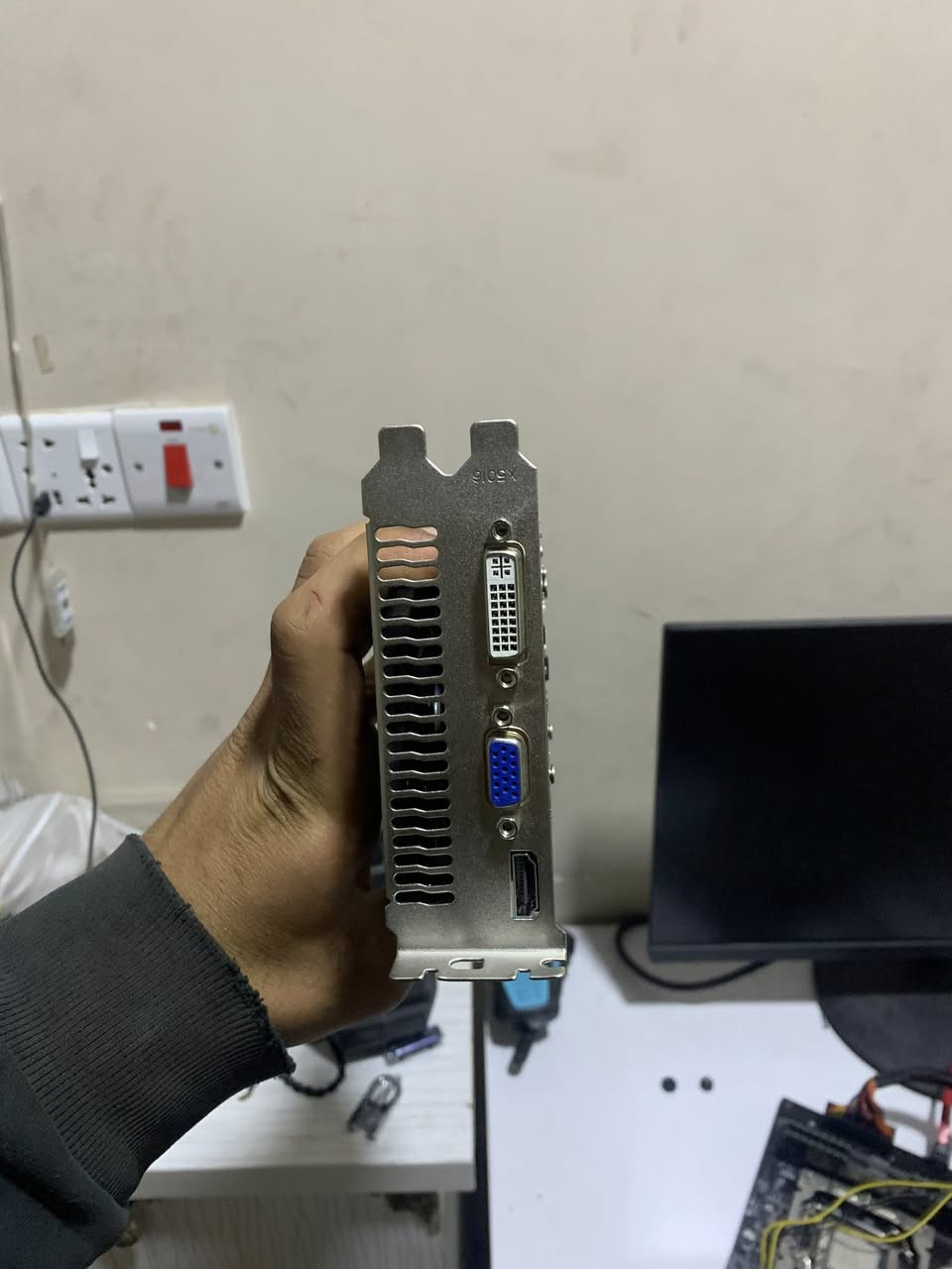 كارت gtx1050 ti شغال جديد ويا القرص مالته 

كيس rgb اربع فانات شفاف ويا كلشي يخصة كامل الملحقات مع اربع فانات 

Power splay بور سبلاي 650 واط شغال كلشي ما بي 

بورد كامل B250 plus ddr4 شغال كامل ويا اربع قطع رام ثين مركب كورسير 8*2 و ثنين جديدات هايبر x 8*2 ويا مبرد يركب على المعالج جديد شغال كامل بشرط
تواصل خاص او واتساب ***********
