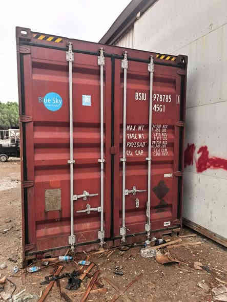 ياالله 🧿🧿🧿 حاويات طول طول ١٢ متر الارتفاع ٢٩٠ سم بنظافة أكثر من ٨٥ بالمية اخت الجديده 🧿🧿🧿 عنوانا نجف الاشرف *********** 🧿🧿🧿🧿🧿
