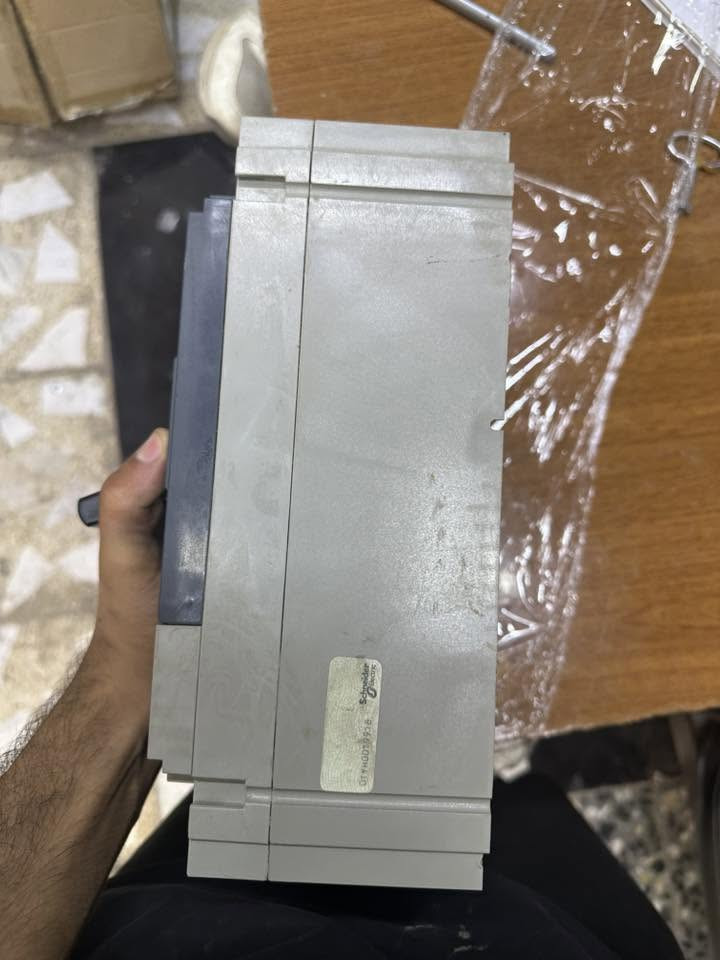 سلام عليكم ورحمة يتوفر جميع القواطع 400A  باله اخو الجديد اسعار مناسبه متوفر ABBو شنايدر MG   وسيمنز وياباني موجود كميات ‏⁨ مكان بغداد عكد النصار اتصل ودلل 0774 352 9216‬واتساب هم
