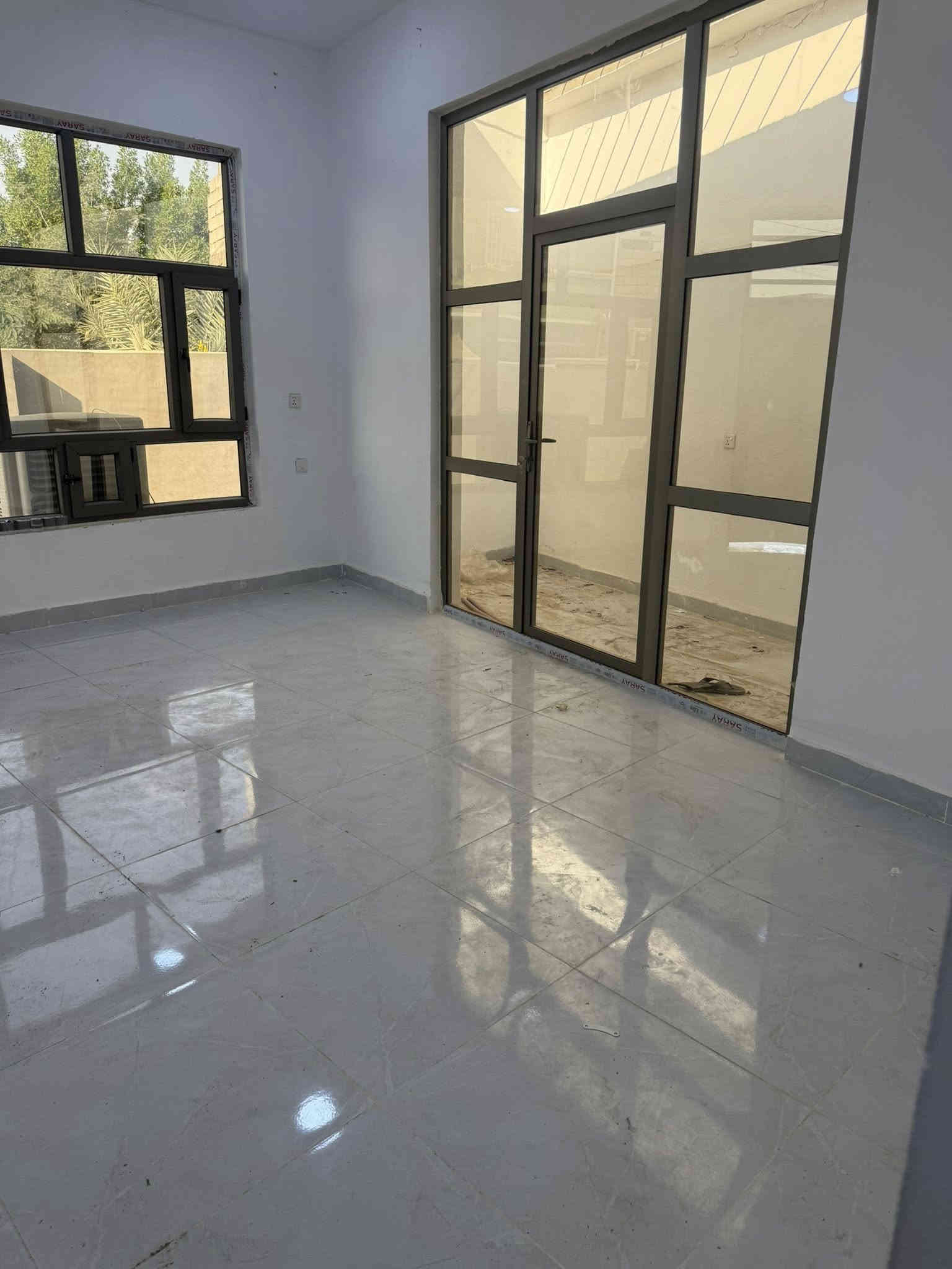 سلام عليكم دار لليجار تقاطع القدس خلف جامعة الرافدين غرفتين نوم صالة استقبال مطبخ حديقة داخلية حديقة خارجية كراج سيارة ٢٠٠متر ***********
