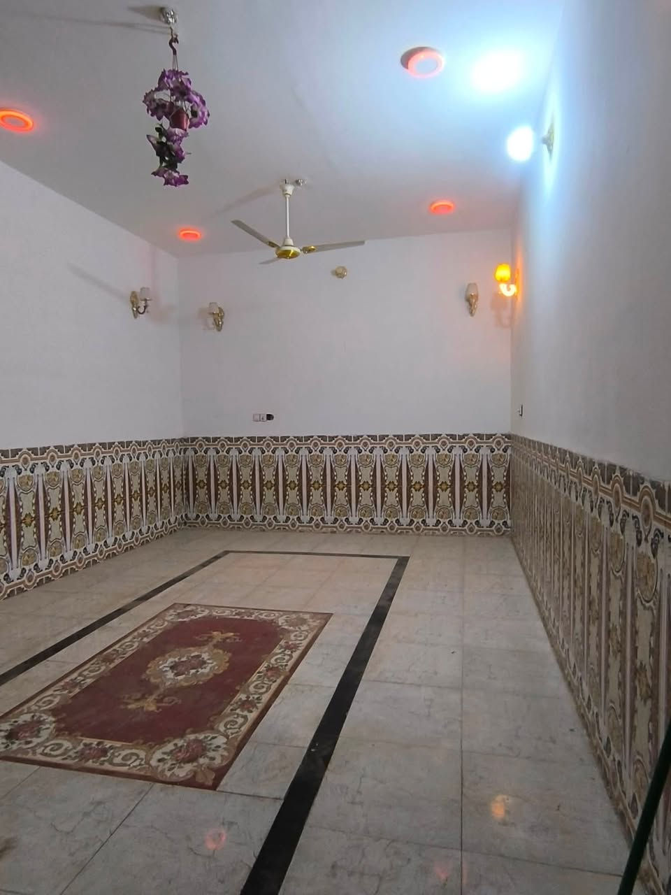 للبيع بيت بحي الفلاح مساحه 222 م/طابو/غرفتين وصاله ومطبخ وديوانيه صحيات  كونكريت  /طابق ثاني بس/صاله/الاستفسار *********** بي واتساب
