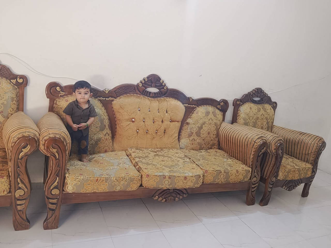 السلام عليكم 
تخم للبيع بعده جديد
قنفات ثنين كبار واربع كراسي
400وبيه مجال 
***********
