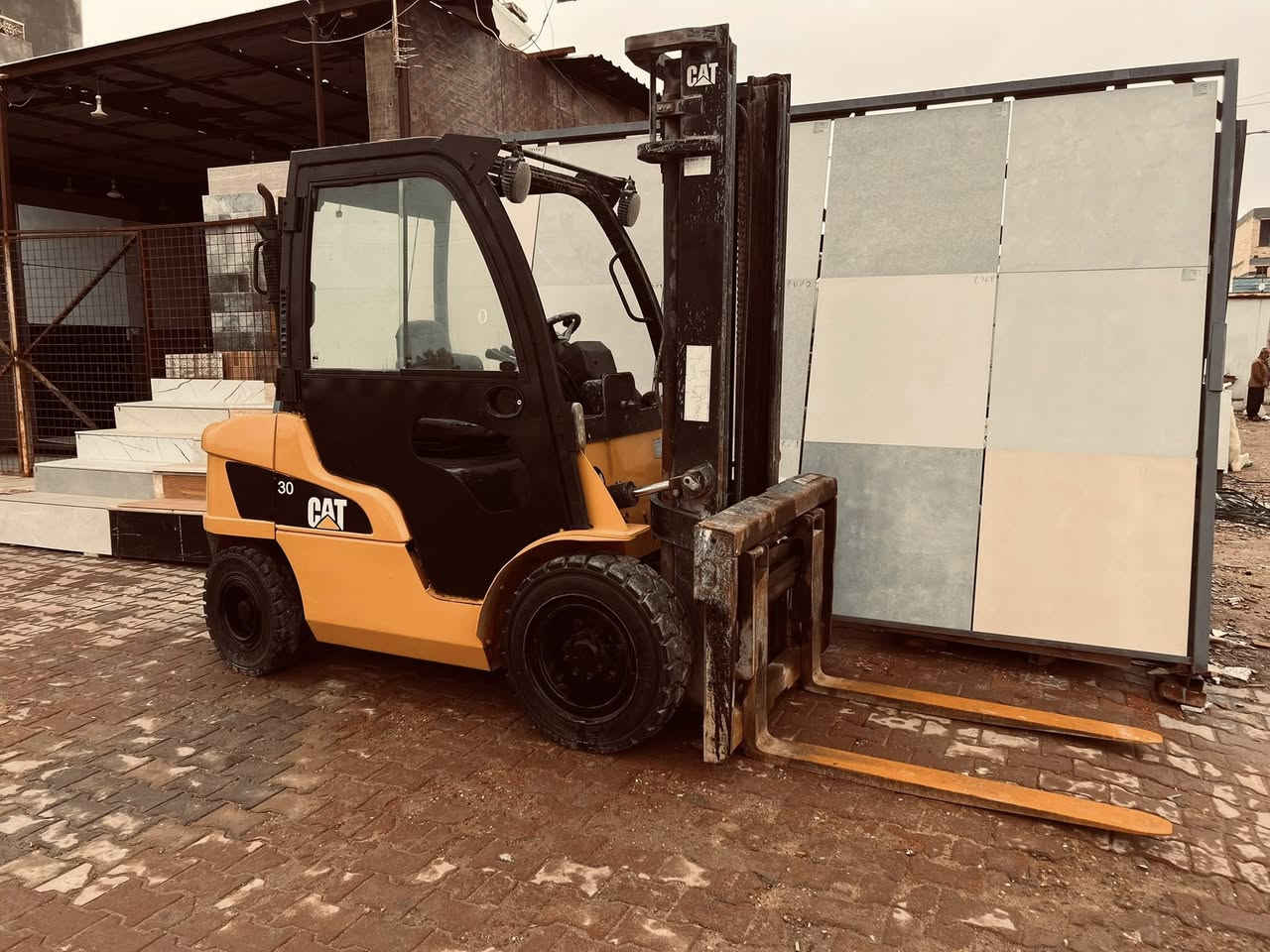 سلام عليكم رافعه شوكيه كتر 3 طن 4 حركات موديل 2011 اوراق ورقم منفيس كاتي دخول 2020 كفاله عامه كير محرك اكسل بشرط فقط العينه مو شغاله للاستفسار ع السعر هـ***********
