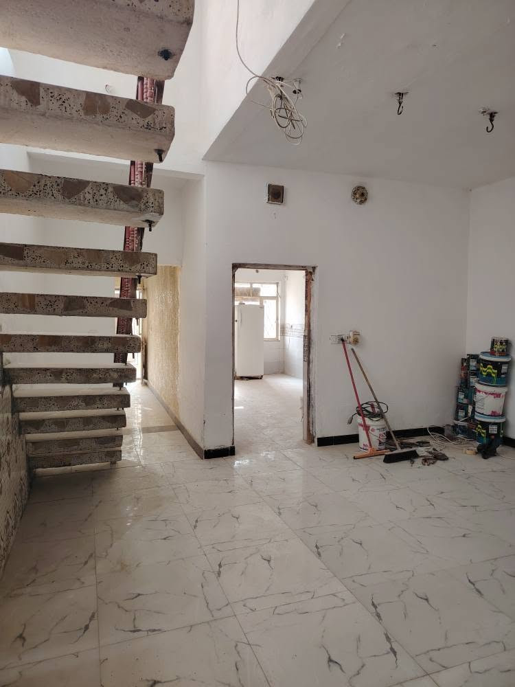 كربلاء ..بيت ١٠٠م طابق ونص ..
♦️ غرفه نوم عدد ٢ واستقبال ومطبخ وصاله كبيره  وصحيات ومنور خلفي وطارمه كبيره وصحيات منفصله ..بيت نظيف عكاده ..شارع عرض ٨متر خدمات مجاري متوفره ..يبعد ٣٠٠متر تقريبا عن شارع تجاري وخط باب الحسين كوسترات ..٥٠٠دينار لباب الحسين ..طابو زراعي سند ٢٥ إقرار محكمه من المالك مباشرة ..سعر ٦٥مليون وبي مجال للتفاوض ..للاستفسار مكتب الأوس للعقار ابو سجاد*********** ابو وائل *********** كربلاء, العراق
