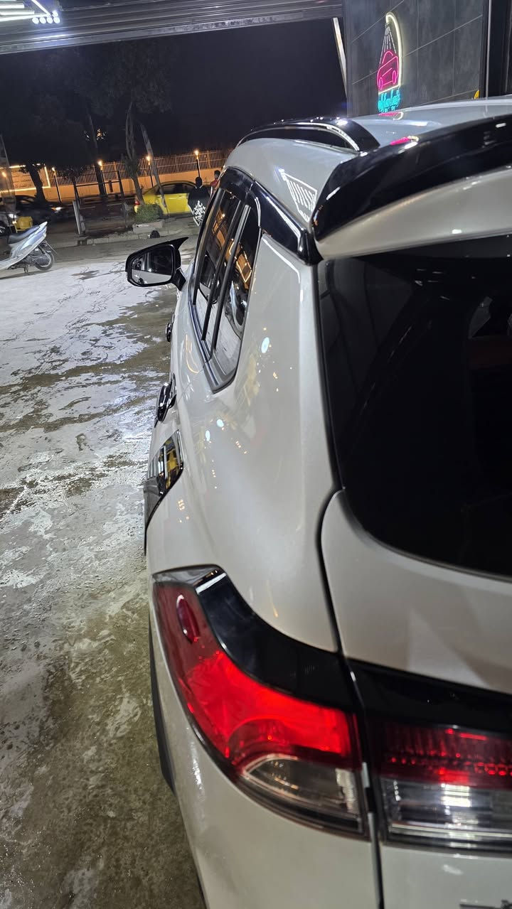 يتوفر كورلا كروس ٢٠٢٥ مرقم بغداد هايبرد مكينة ٢٠٠٠✅️
اخوان السيارة فول فول  (مو نفس الدينعرض مواصفات عادية)
المواصفات:  
مواصفات الاساسية (   صندوق كهرباء ، فتحة سقف ، تبريد قطعتين ،  زنون  ، بلوجكتر ، ٥ كامرات ذكاء اصطناعي تقيس مسافات وتسجل  ، جلد احمر واسود ، فول تحكم استيرن ورادار ومثبت سرعة ، دخول ذكي )

المواصفات الخارجية ( حمالات سقف اصلي ، واقيات طين  ، مطريات ٦ اصلي ، سكوب خلفي ، يدات اسود ختم كورلا كروس، طاسات اسود ختم كورلا كروس ،مري اسود باتمان،اشاير بالمري ،دخول ذكي) السيارة فول كماليات✅️

ملاحظة : السيارة بعدهة بحالة الوكالة ومبدل الهة دهن من تيوتا ساز  واي حادث مابيه   شخص واحد مابيهة 
وعليه طبقة واكس حماية ✅️

المسافة المقطوعة    ٦٠٠٠ كيلو ✅️

للاستفسار  :  ***********
العنوان : بغداد البياع
