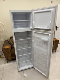 ثلاجه للبيع جديده صارلي شهرين من مشتريها ١٠ قدم سعرها ٢٩٠ وبيها مجال ب...