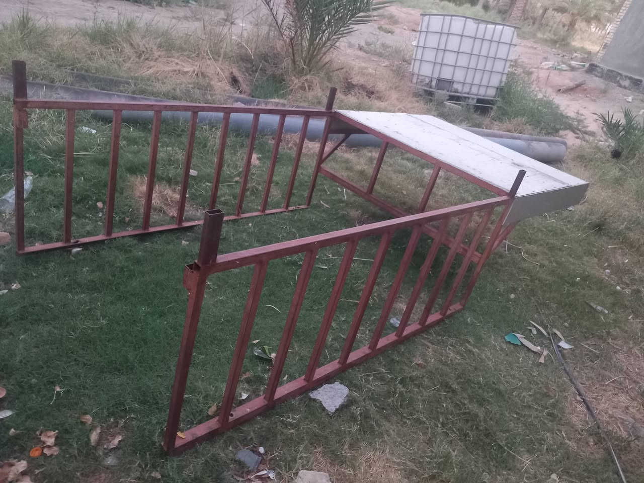 محجر ستوته جمره جديد استعمال شهر حديد ثقيل ٢ ملم كامل مع سقيفه كابون مرتب كلش السعر ١٥٠ وبي مجال عنوان كربلاء طويريج رقم ***********
